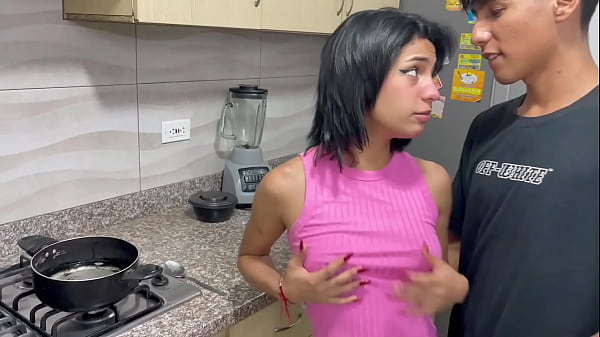 Mi pequeña hermanastra quiere follar por primera vez en la cocina y le doy el mejor sexo de su vida. H.L.